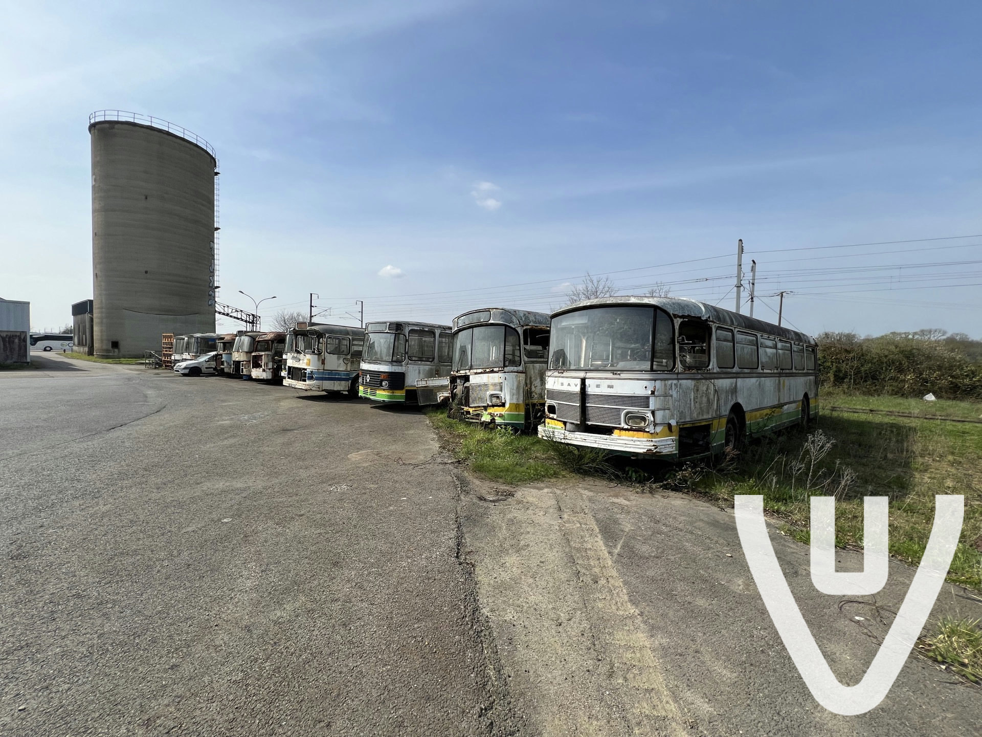 Bus Graveyard / Cimentiere de bus