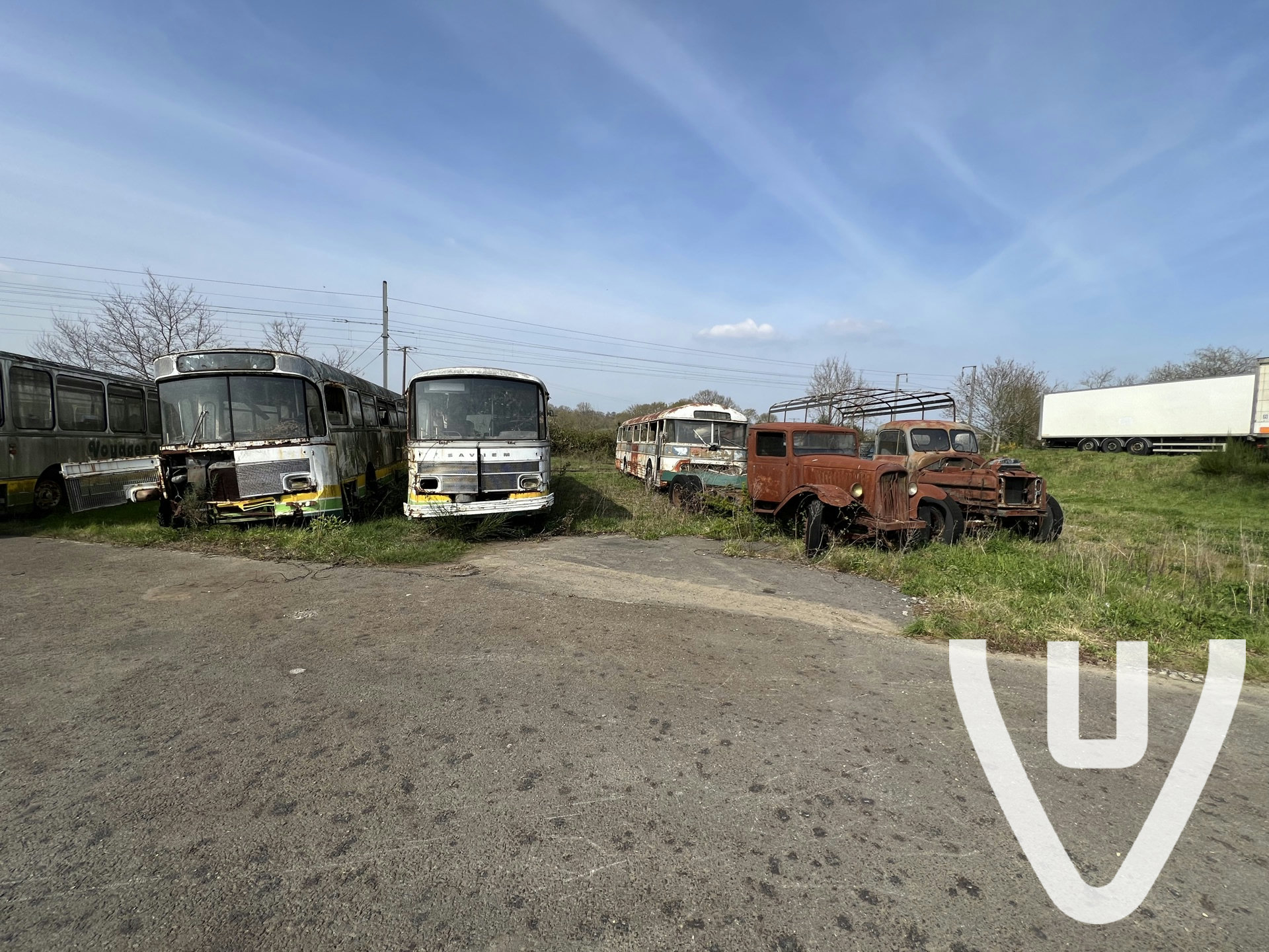 Bus Graveyard / Cimentiere de bus