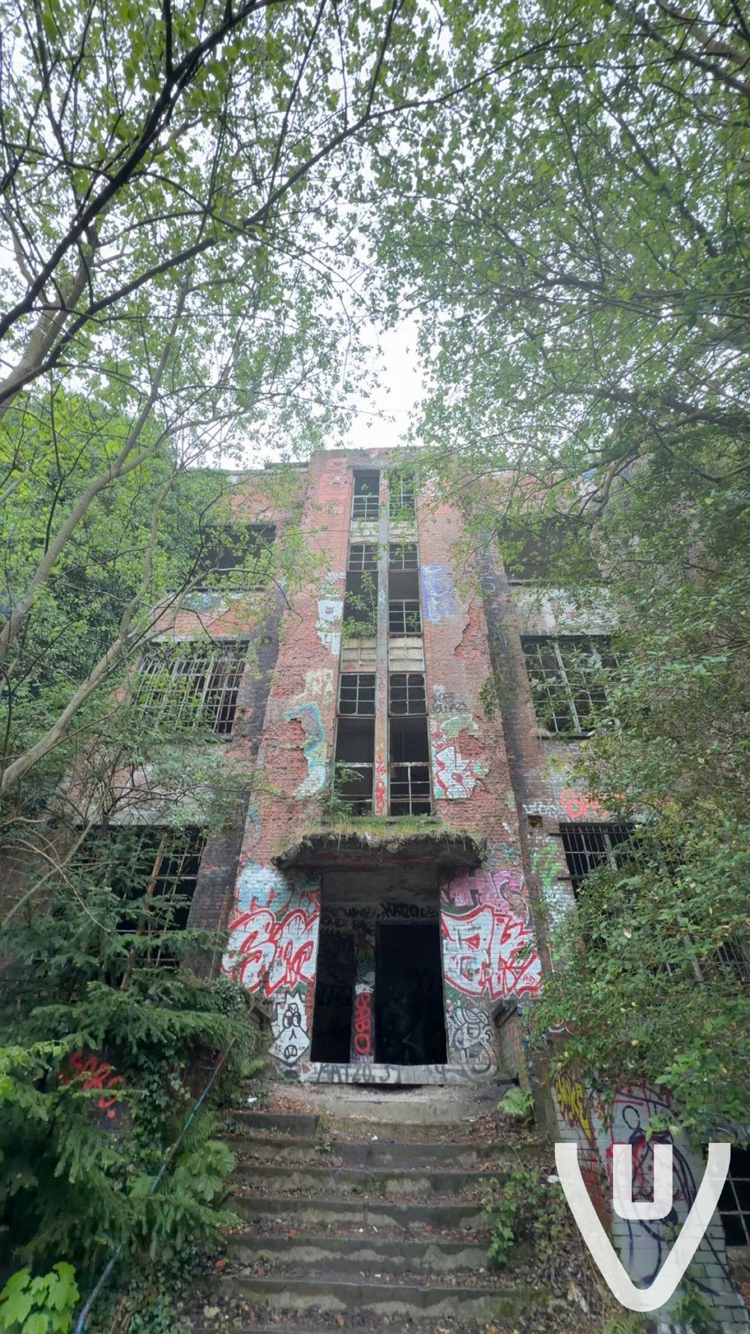 The begraafplaats en kleine stukje van het gebouw