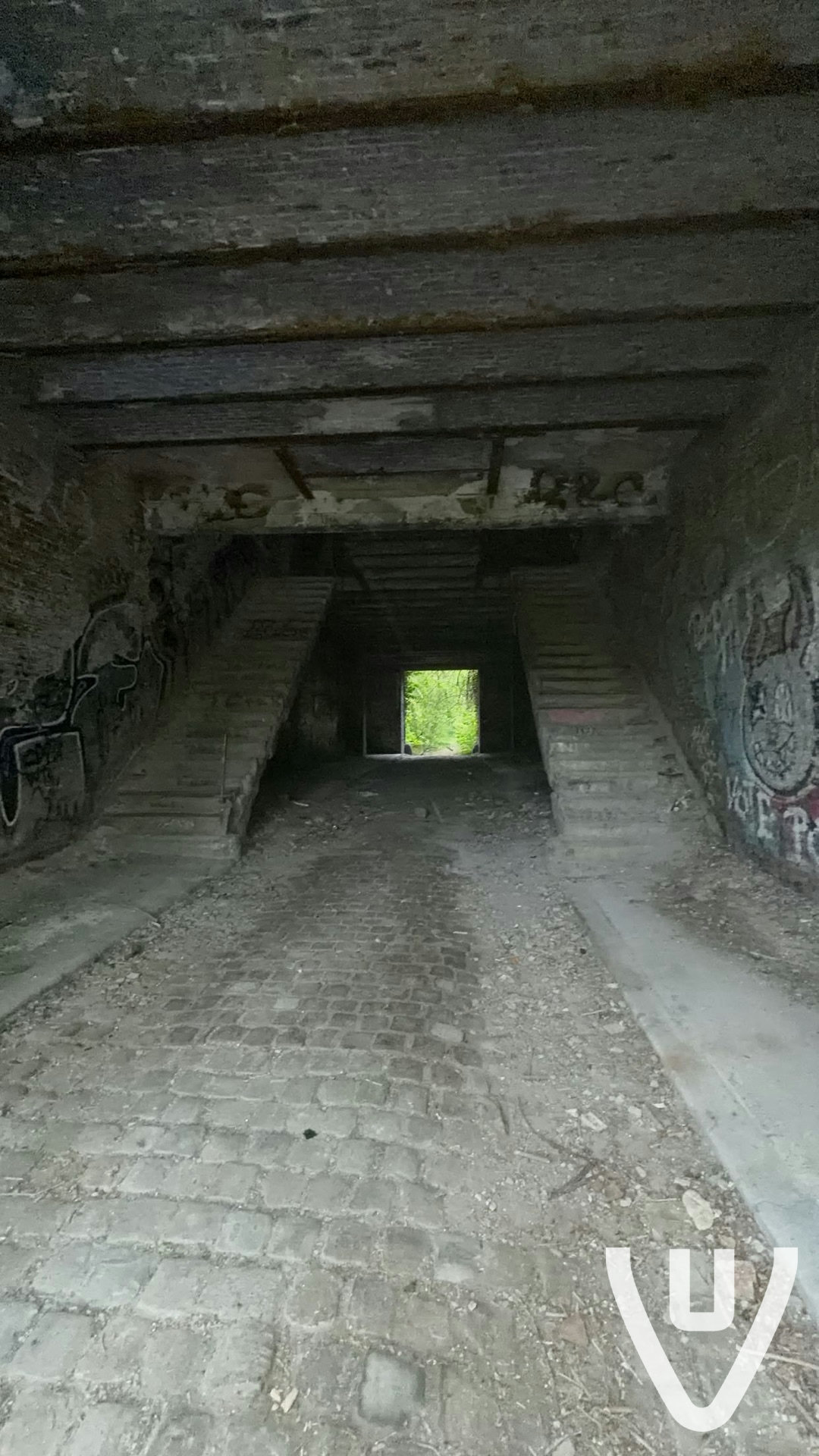 The begraafplaats en kleine stukje van het gebouw