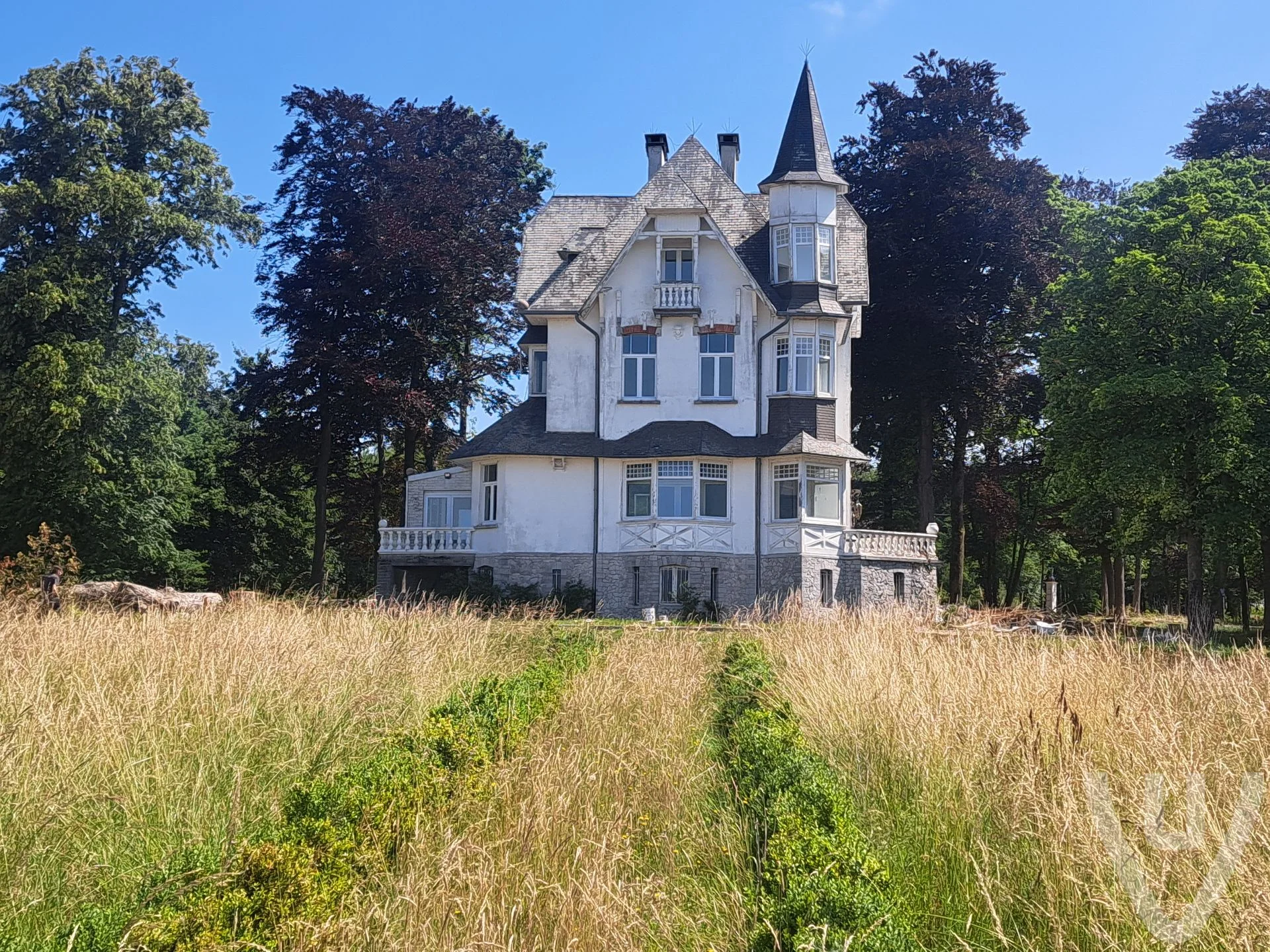 Under renovation 1 building has alarm when u come to close for about a minute