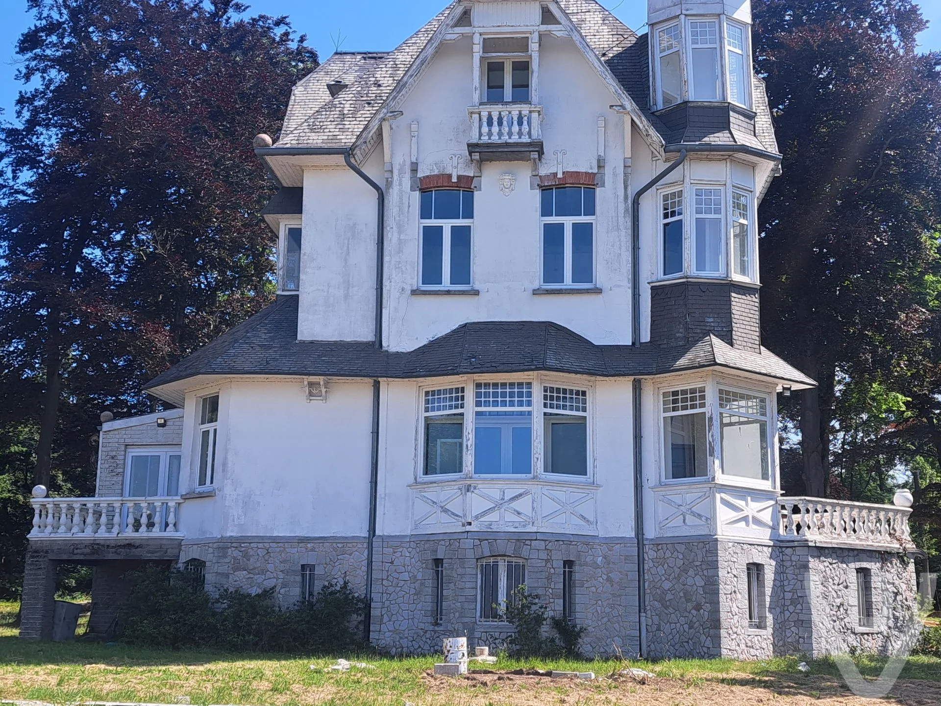 Under renovation 1 building has alarm when u come to close for about a minute