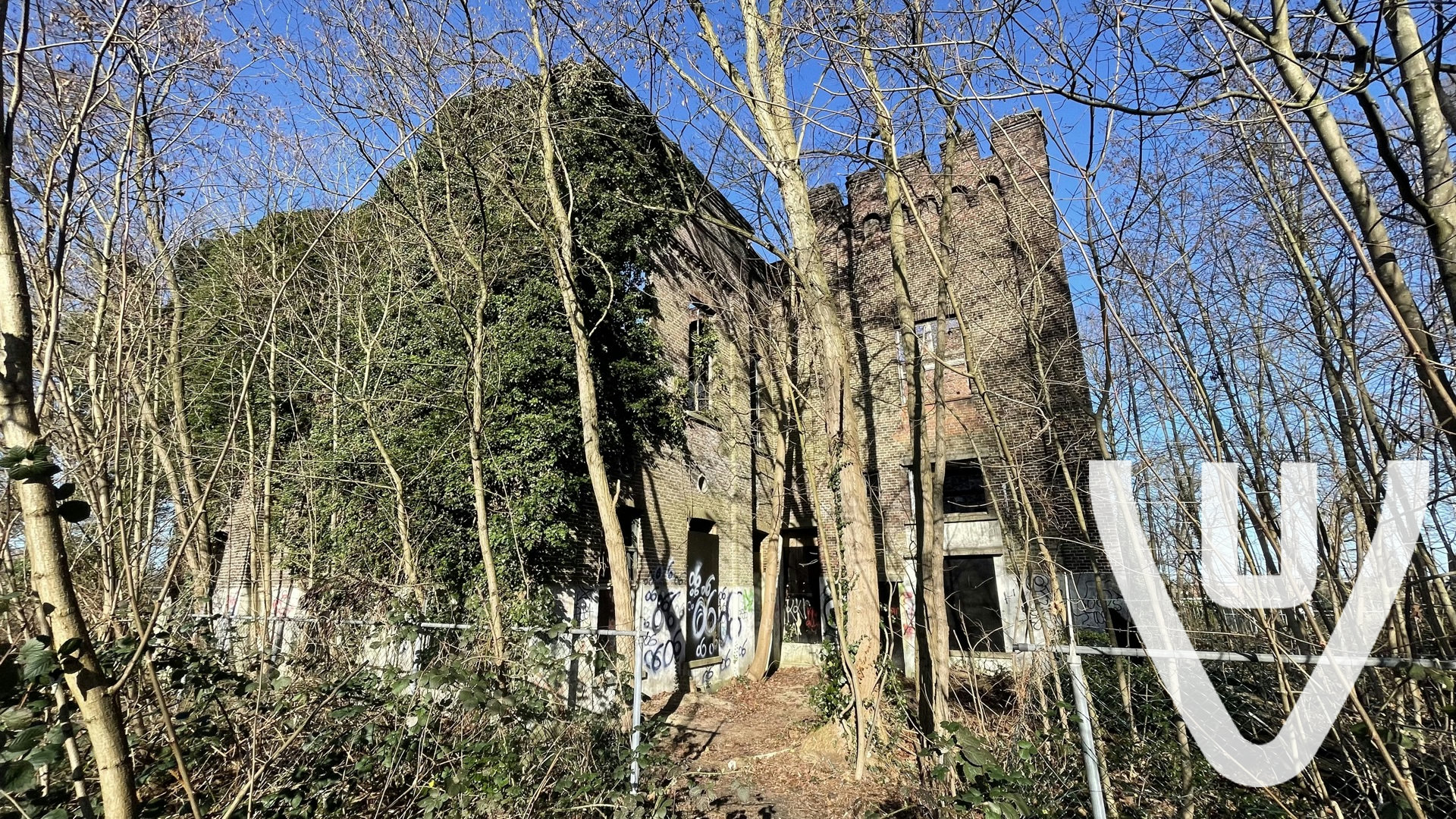 Alle ingangen zijn dicht gemaakt, via ladder kan je wel er binnen komen