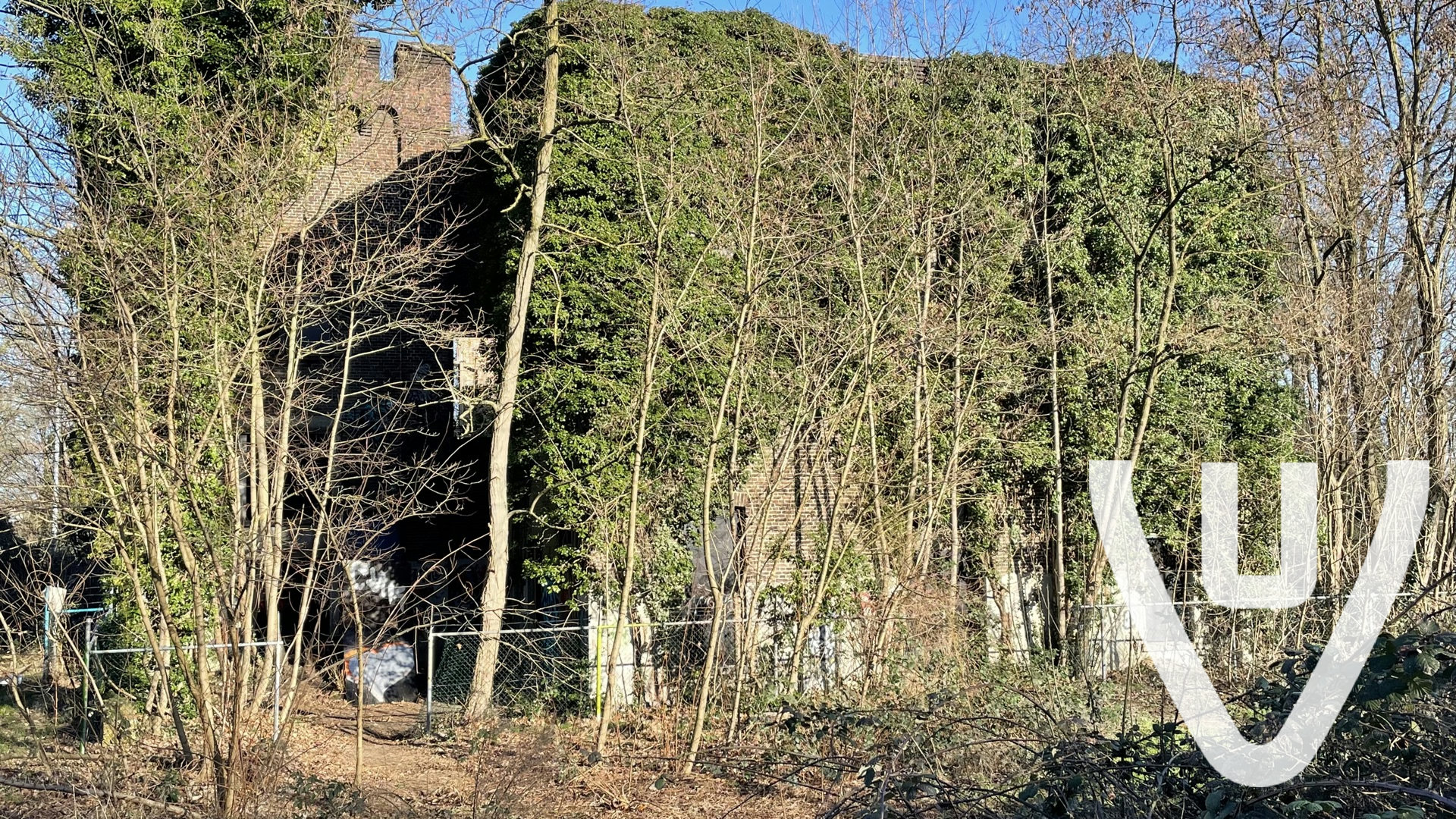 Alle ingangen zijn dicht gemaakt, via ladder kan je wel er binnen komen