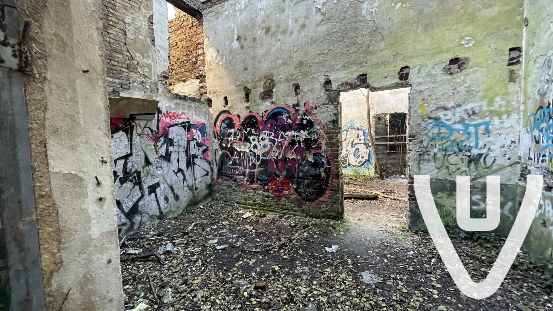 Alle ingangen zijn dicht gemaakt, via ladder kan je wel er binnen komen