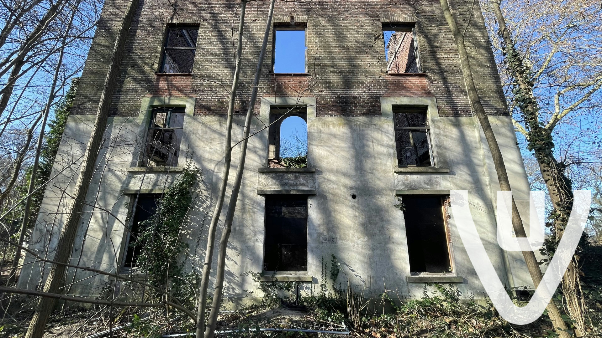 Alle ingangen zijn dicht gemaakt, via ladder kan je wel er binnen komen