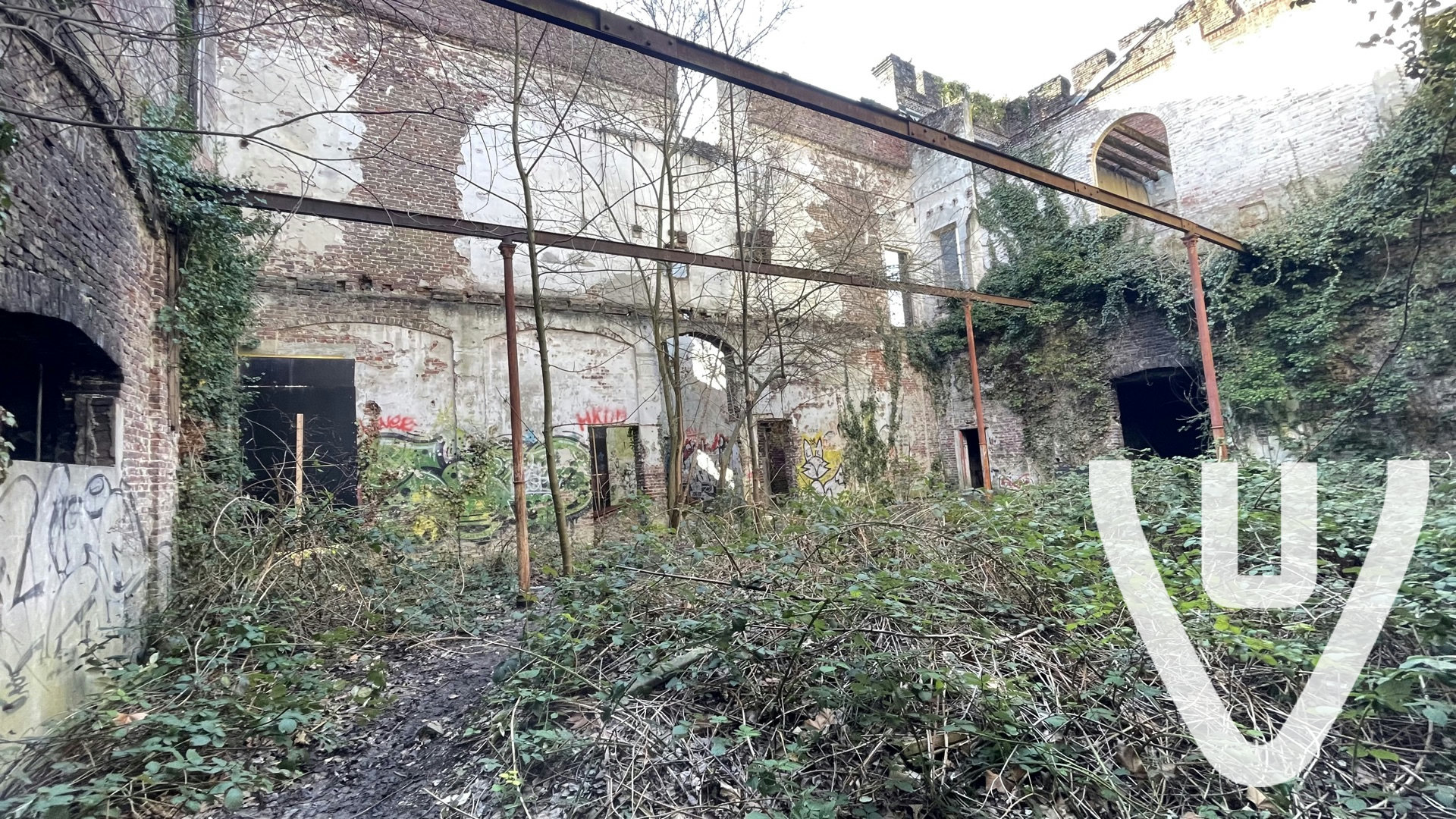 Alle ingangen zijn dicht gemaakt, via ladder kan je wel er binnen komen