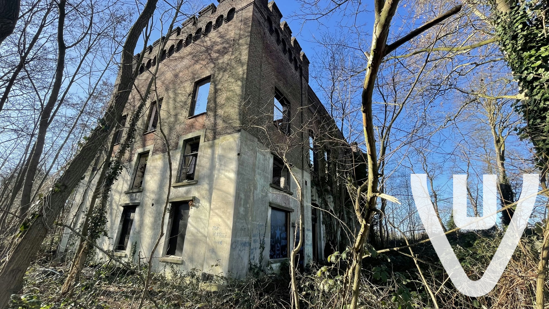 Alle ingangen zijn dicht gemaakt, via ladder kan je wel er binnen komen